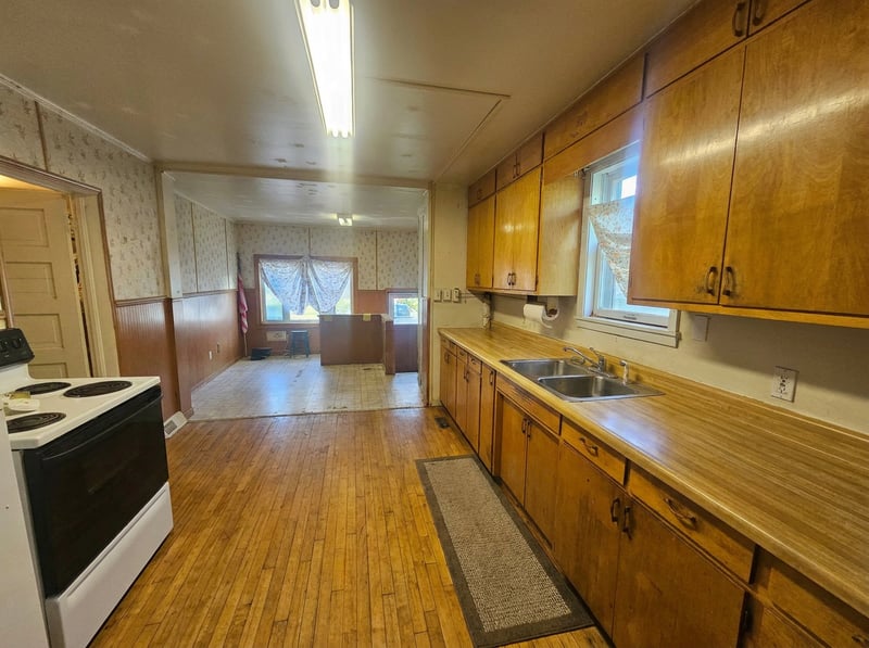 406 4th St SW, Crosby, MN 56441