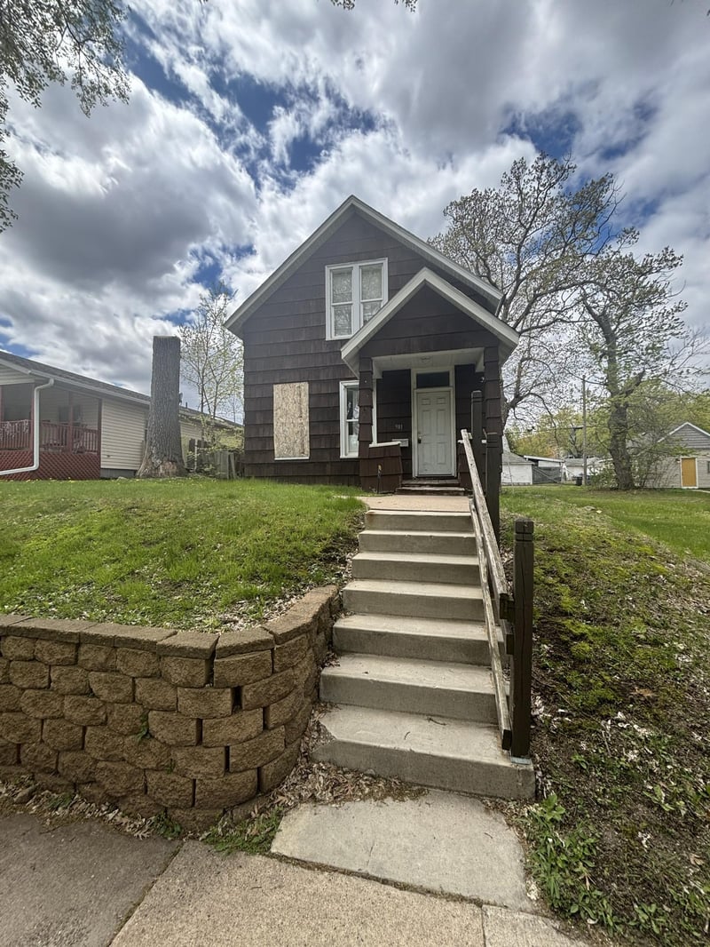 981 Burr St, Saint Paul, MN 55130