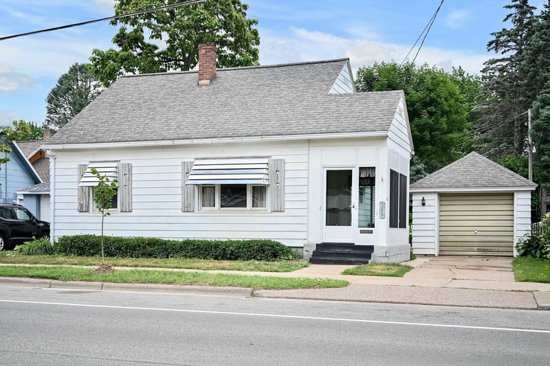 368 W Sarnia St, Winona, MN 55987