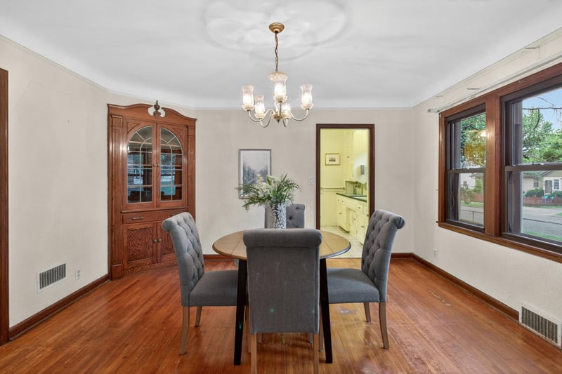 1262 Edgcumbe Rd, Saint Paul, MN 55105