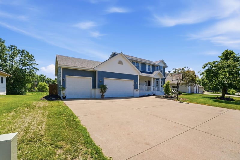 1004 Canterbury Ave NE, Buffalo, MN 55313