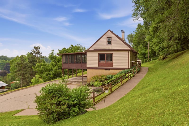 713 S 2nd St, La Crescent, MN 55947