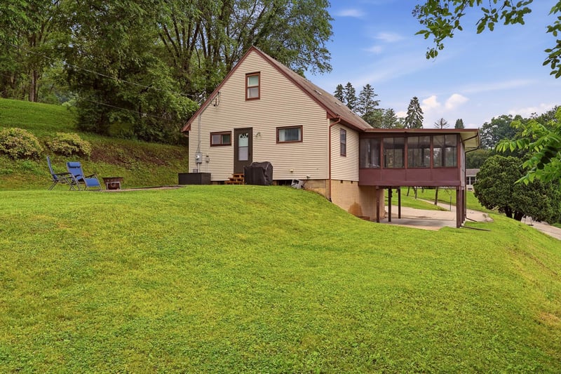 713 S 2nd St, La Crescent, MN 55947