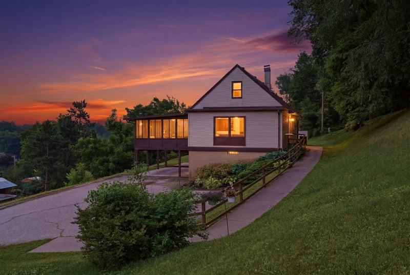 713 S 2nd St, La Crescent, MN 55947