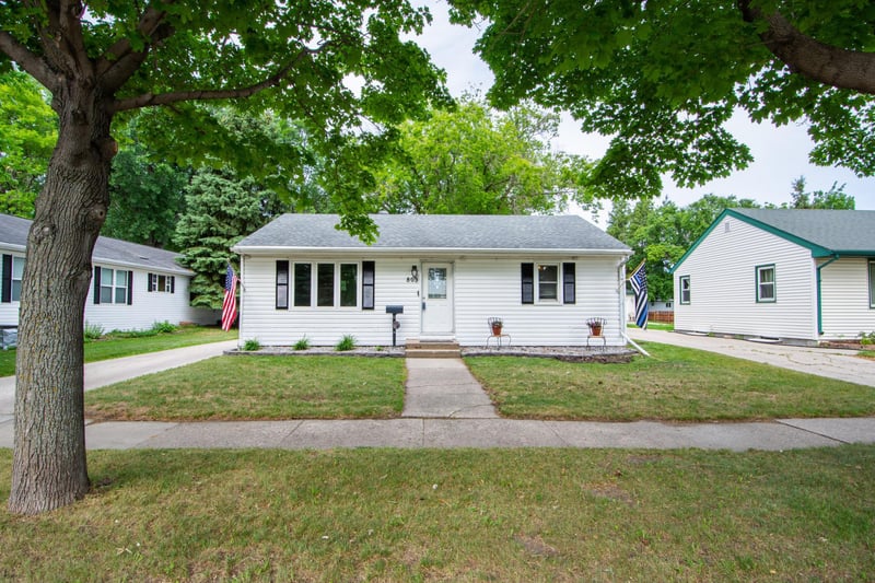 805 13th St N, Moorhead, MN 56560