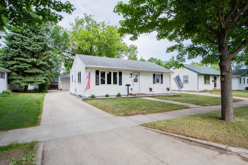 805 13th St N, Moorhead, MN 56560