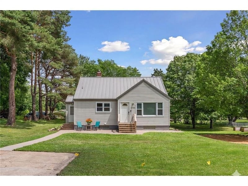 3910 Elmwood St, Vadnais Heights, MN 55127