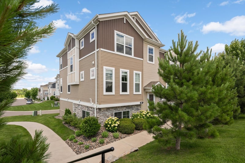 887 Roselyn Dr, Victoria, MN 55386