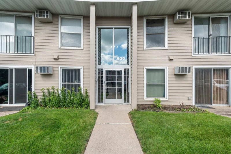 920 6th St S #5, Hopkins, MN 55343