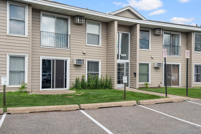 920 6th St S #5, Hopkins, MN 55343