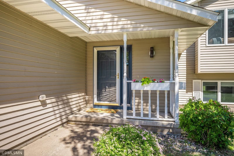 513 Sumac Rd, Madison Lake, MN 56063