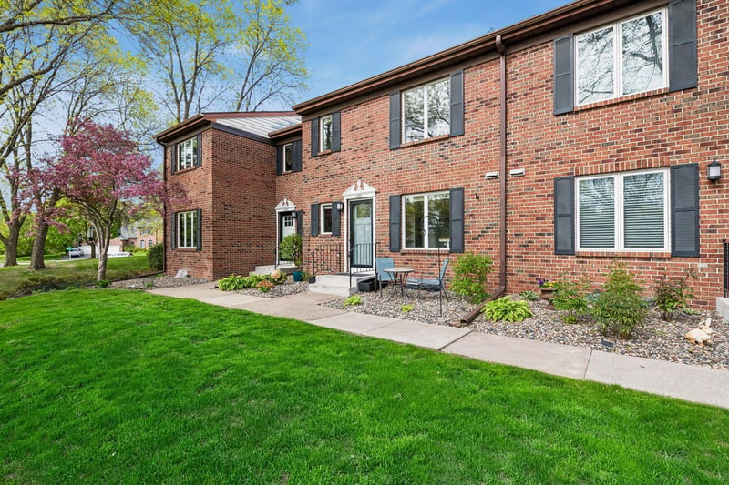 1092 Ivy Hill Dr, Mendota Heights, MN 55118
