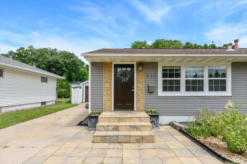 915 11 1/2 St SW, Rochester, MN 55902