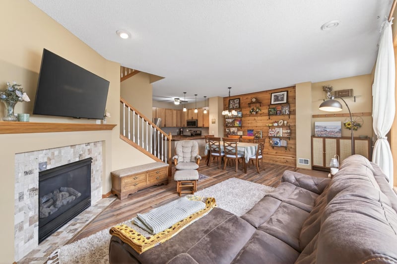 7606 11th St N, Oakdale, MN 55128