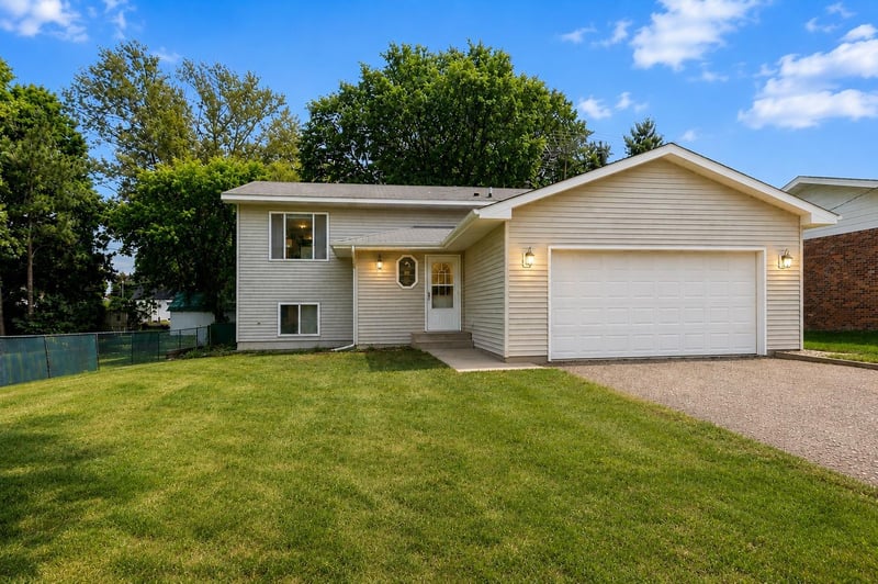 121 Brown Ave S, Annandale, MN 55302