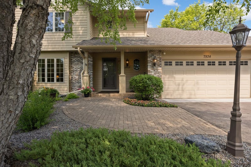 7934 Chesshire Ln N, Maple Grove, MN 55311