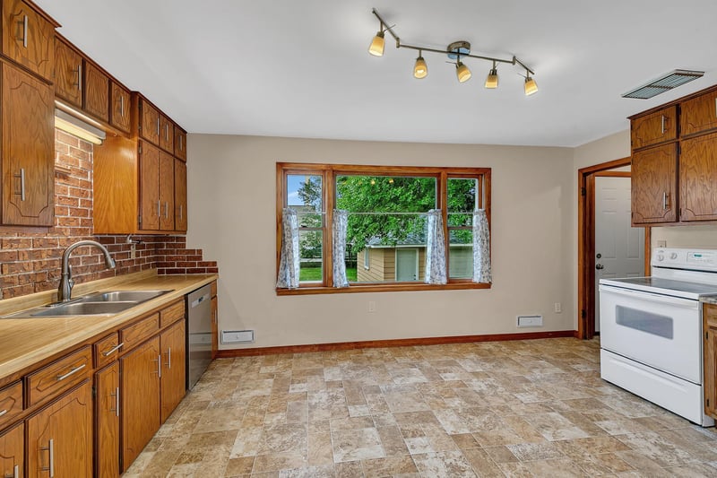 38 1st St N, Waite Park, MN 56387
