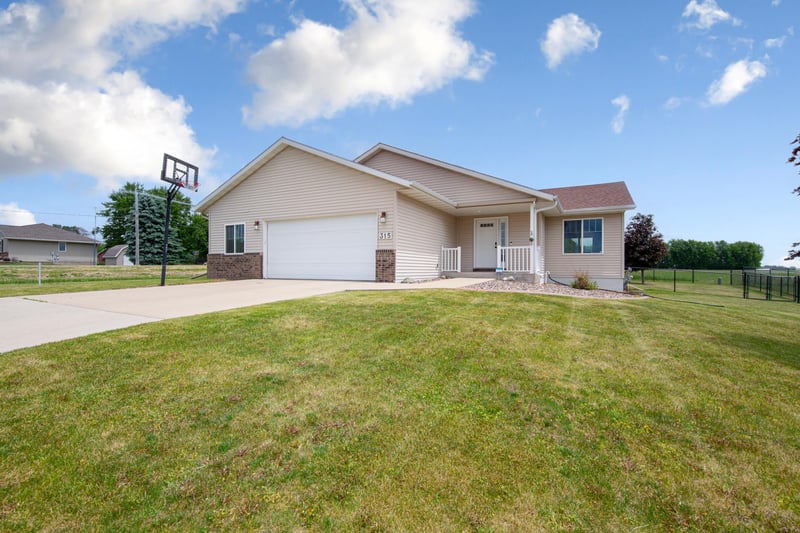 315 Hazeltine Ave NE, Owatonna, MN 55060