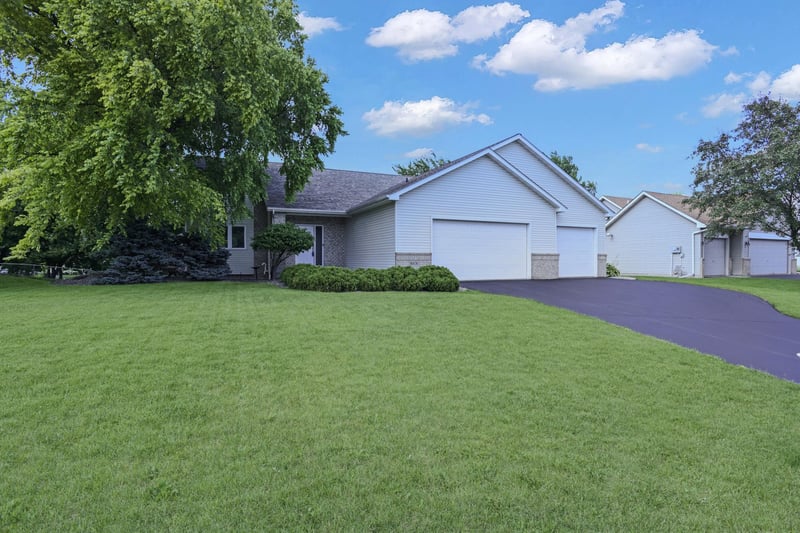 6926 Taylor Dr, Savage, MN 55378