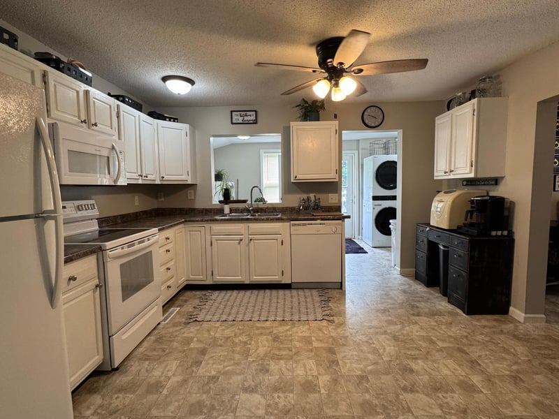 404 Elk St NW, Warroad, MN 56763