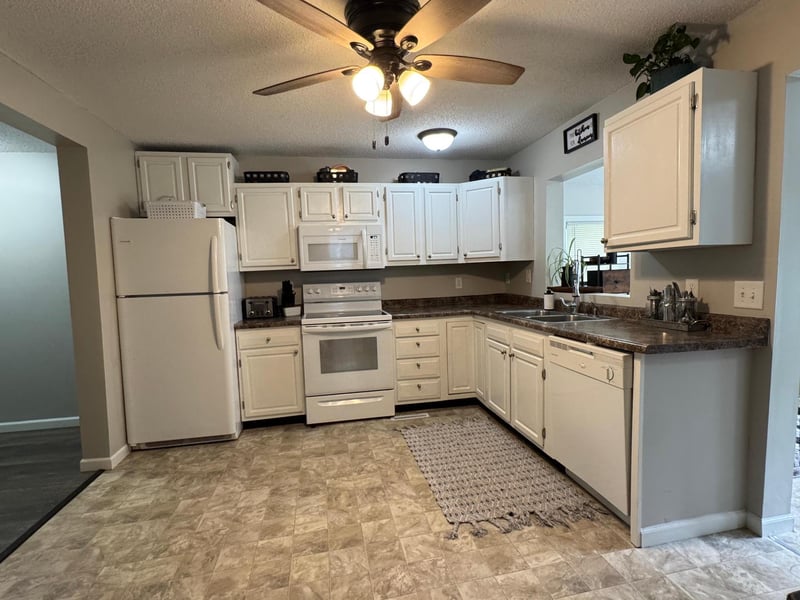 404 Elk St NW, Warroad, MN 56763