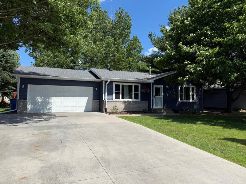 1340 Carriage Ln S, Cambridge, MN 55008
