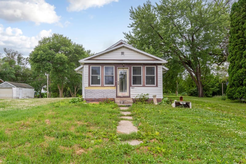 307 S Mill St, Elmore, MN 56027