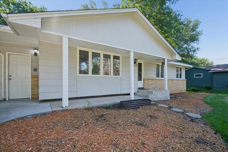 300 Quaker Ln N, Plymouth, MN 55441