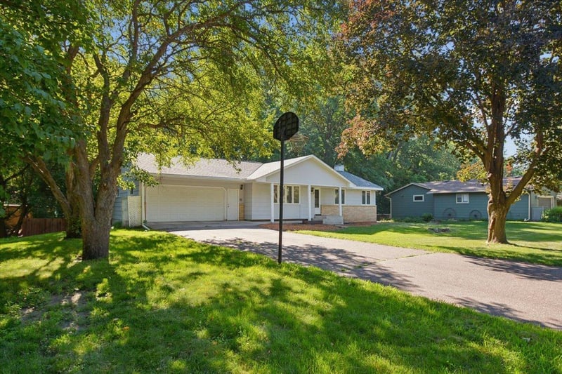 300 Quaker Ln N, Plymouth, MN 55441