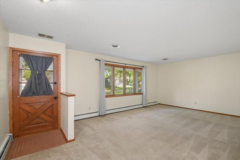 300 Quaker Ln N, Plymouth, MN 55441