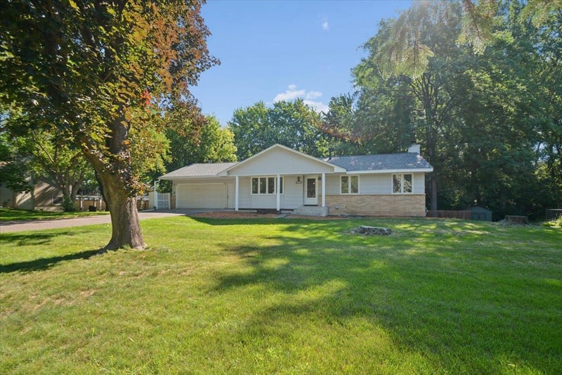 300 Quaker Ln N, Plymouth, MN 55441