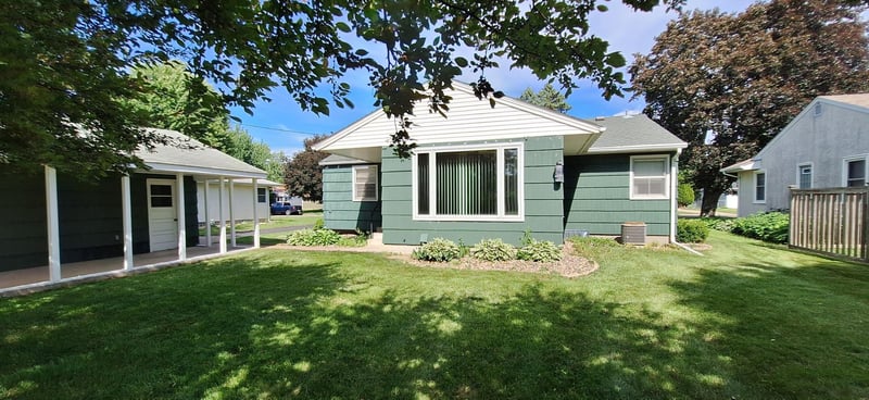 1887 Oxford St N, Roseville, MN 55113