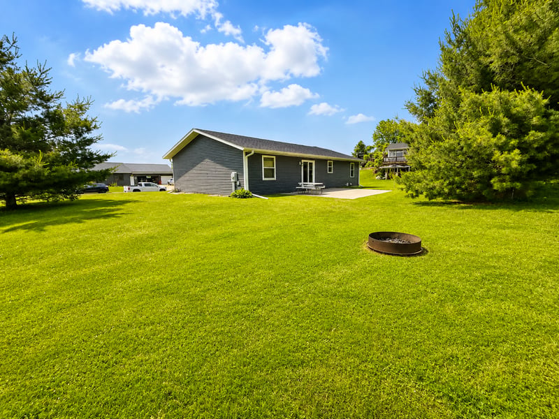 207 2nd Ave NW, Altura, MN 55910