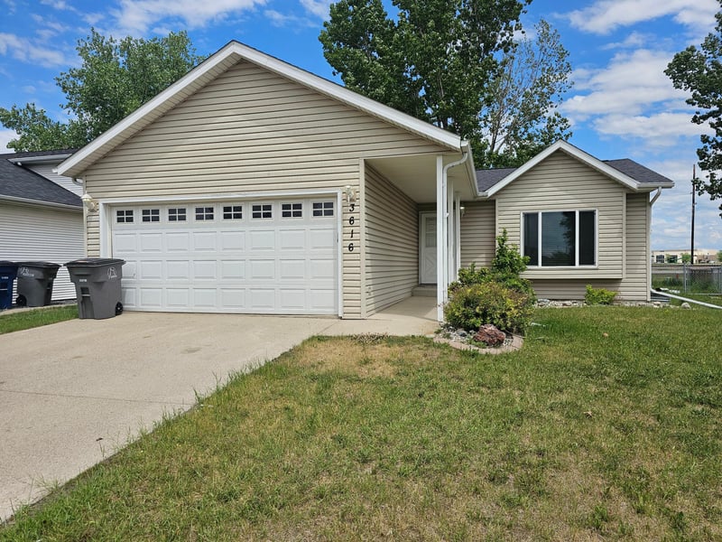 3616 Village Green Ln, Moorhead, MN 56560
