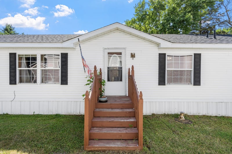 93 Riverside Ter, Watertown, MN 55388