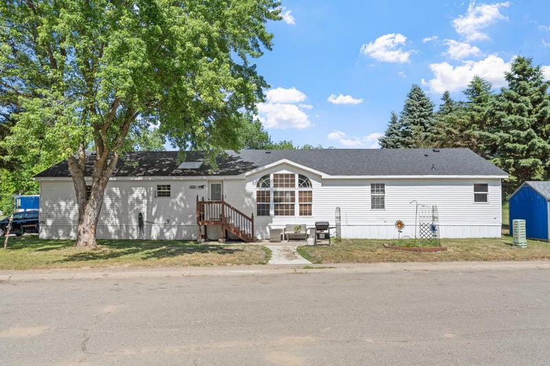 93 Riverside Ter, Watertown, MN 55388