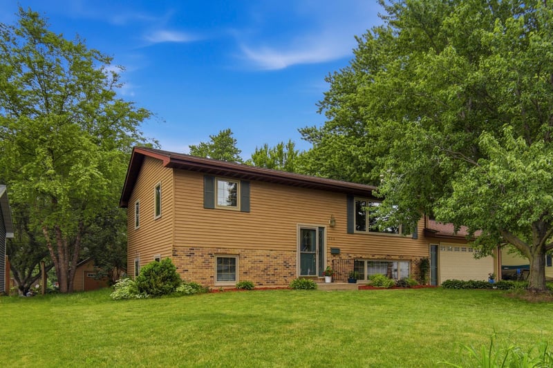 323 7th St SW, Eyota, MN 55934