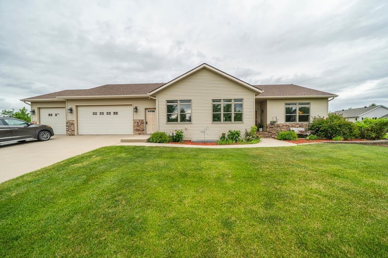 969 32nd St S, Moorhead, MN 56560