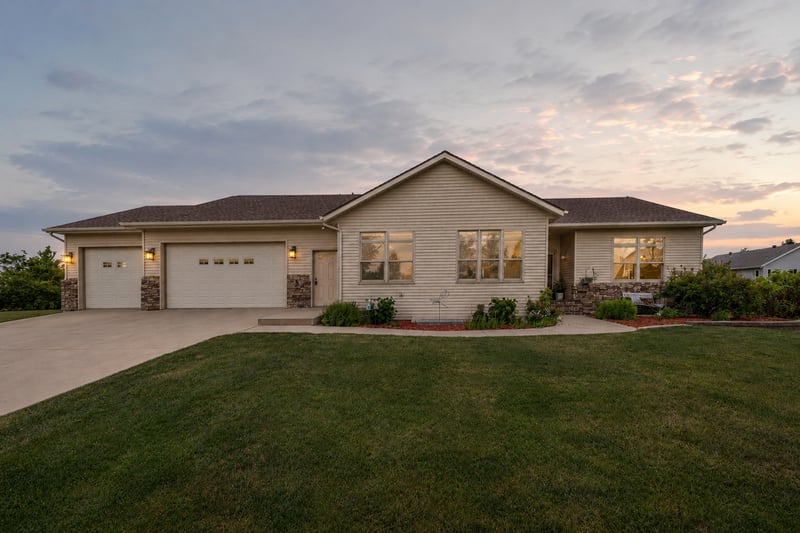 969 32nd St S, Moorhead, MN 56560