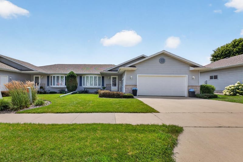 4514 Meadow Lakes Dr NW, Rochester, MN 55901