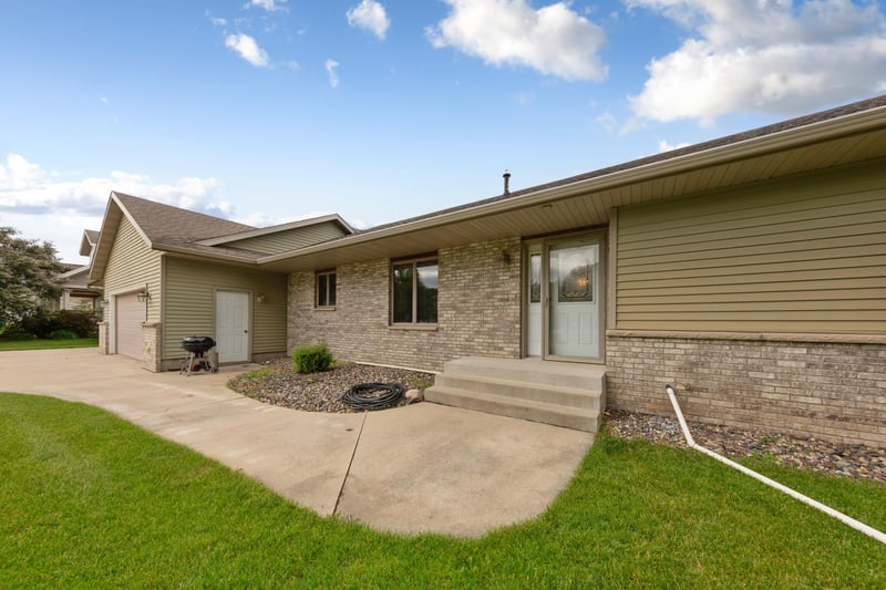 1555 Greenleaf Rd, Owatonna, MN 55060
