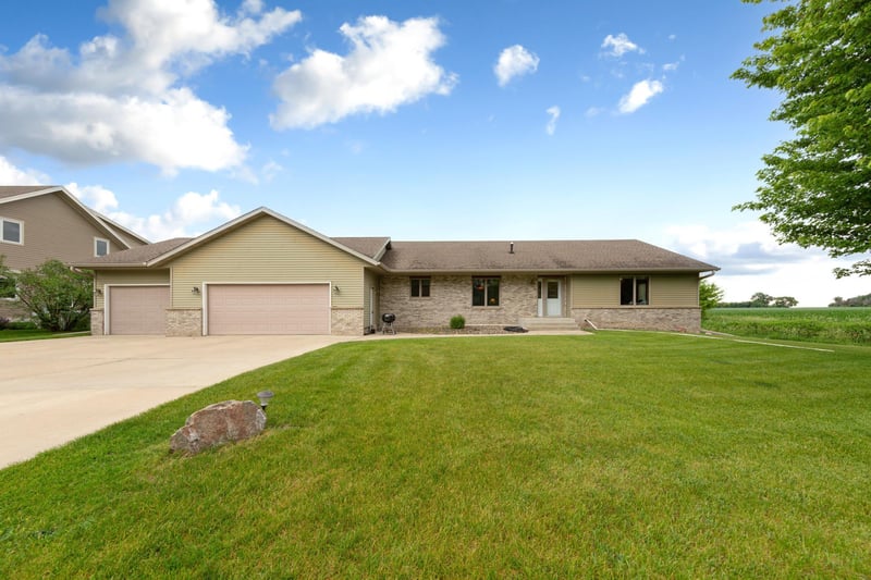1555 Greenleaf Rd, Owatonna, MN 55060