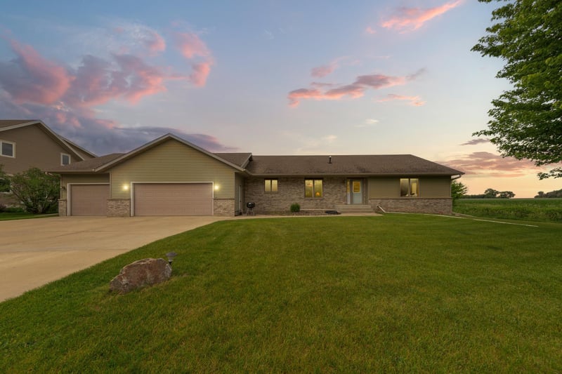 1555 Greenleaf Rd, Owatonna, MN 55060