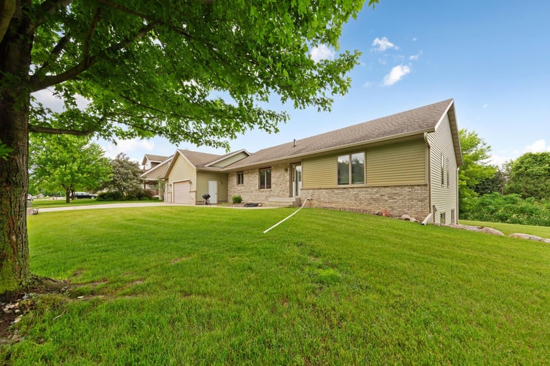 1555 Greenleaf Rd, Owatonna, MN 55060