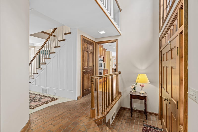 2 Crocus Ln, North Oaks, MN 55127