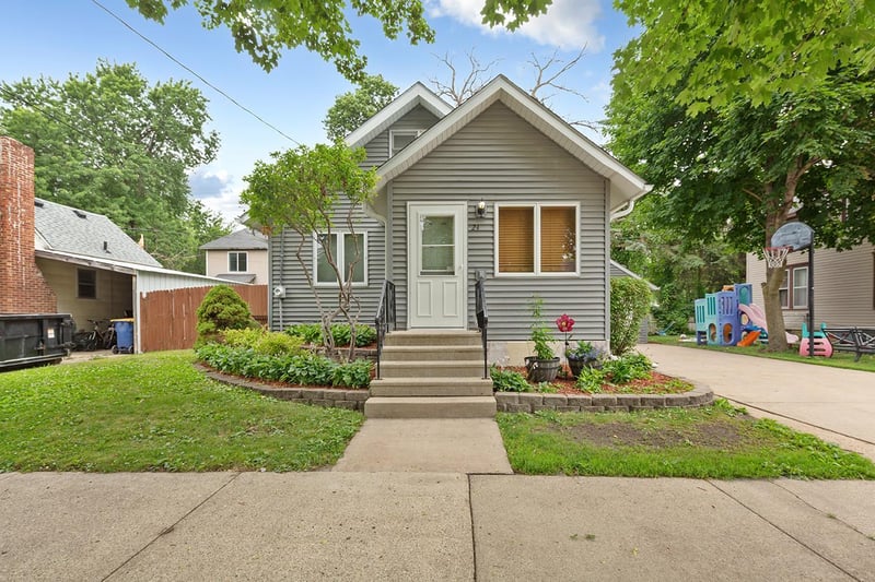 24 12th St NW, Faribault, MN 55021