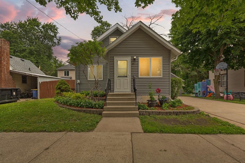 24 12th St NW, Faribault, MN 55021