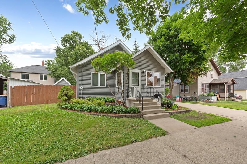 24 12th St NW, Faribault, MN 55021