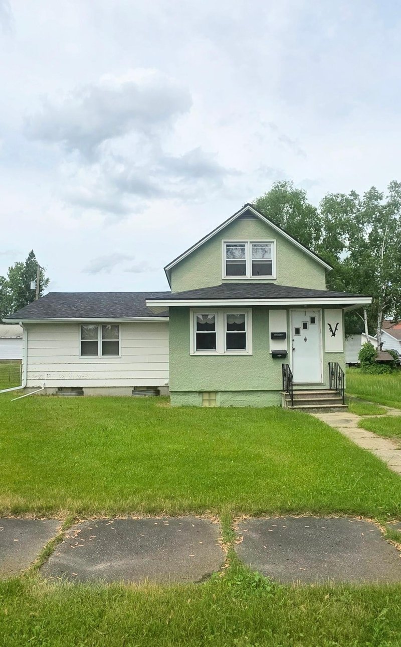 616 2nd St NW, Chisholm, MN 55719
