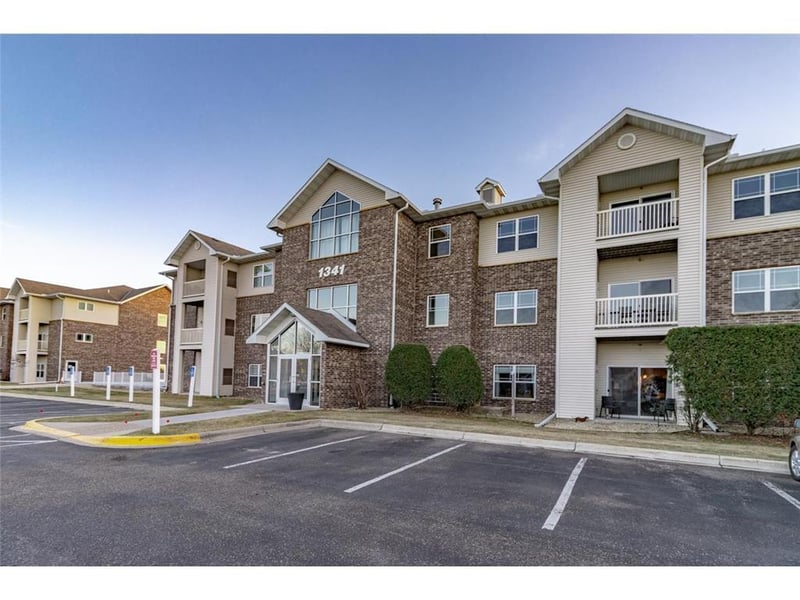 1341 Lake Dr W #B111, Chanhassen, MN 55317